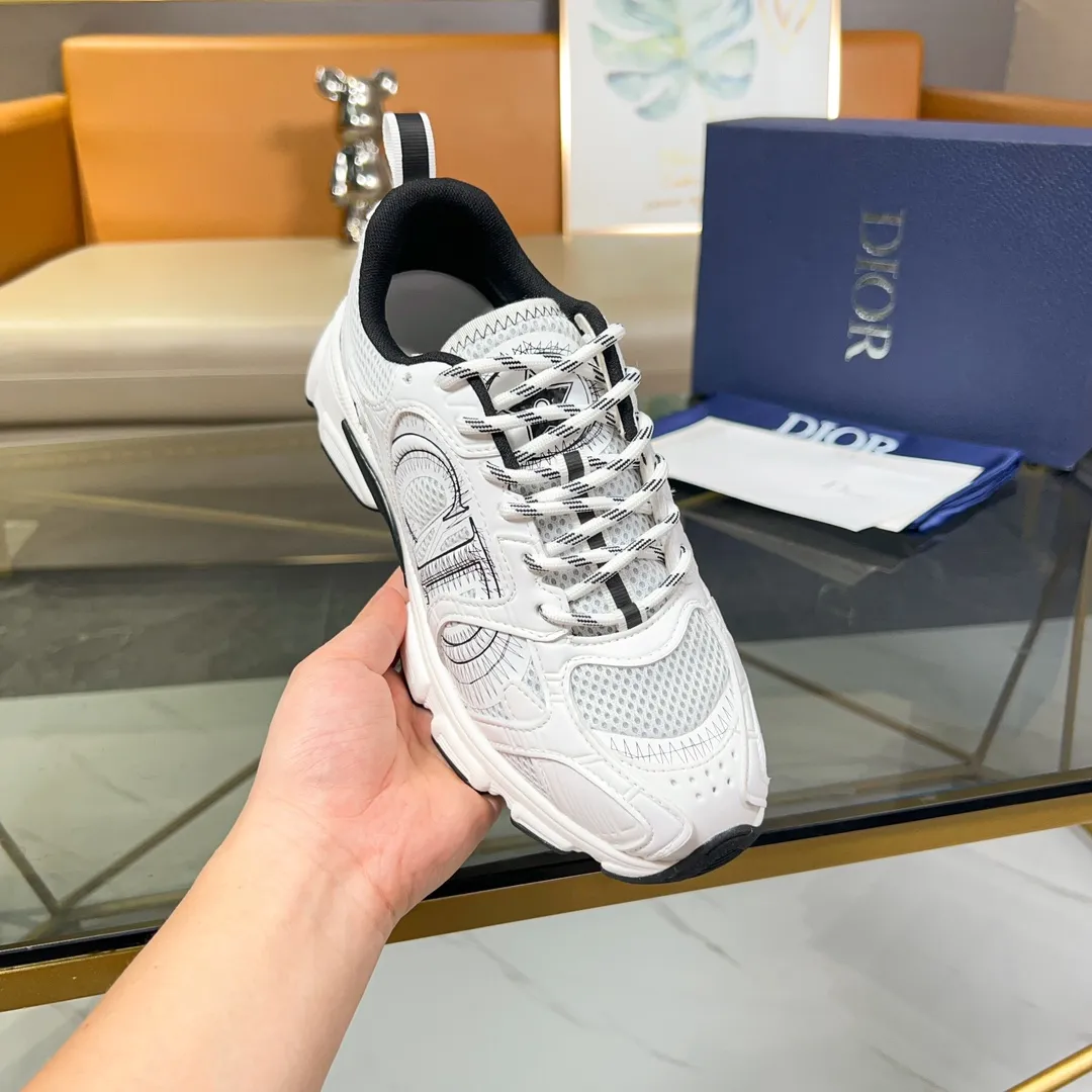 P500 Dior Chrono sneakers are a new product of the 2024 autumn ready-to-wear series, reinterpreting running shoes with Dior's haute couture style. Crafted from beige mesh with laminated leather-effect panels in gold and silver tones, it's highlighted by CD logos on the sides, a star patch on the tongue and a Dior logo on the heel. Featuring tri-color laces, a lightweight sole and star embellishments for a casual look for any season. Size: Female size 35-41 (Female size 41 and 42 can be customized) Male size 39-44 (45/46 can be customized) Color: white, pink, gold, silver, black